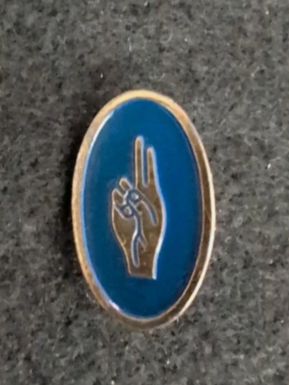 Vintage Brownie Girl Scout Pin Badge Blue Gold Tone Oval Sign Fingers 1970s